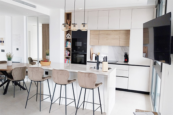 Casa Guapa heeft een volledig ingerichte keuken, met vaatwasser, oven, microgolfoven en inductie kookplaat. Alle comfort is er aanwezig.