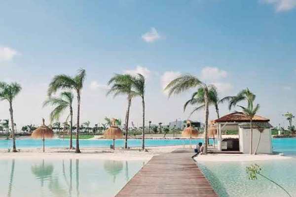 Het gigantische zwembadmeer van het Sana Rosalìa Resort mag gratis gebruikt worden door gasten van het vakantieappartement